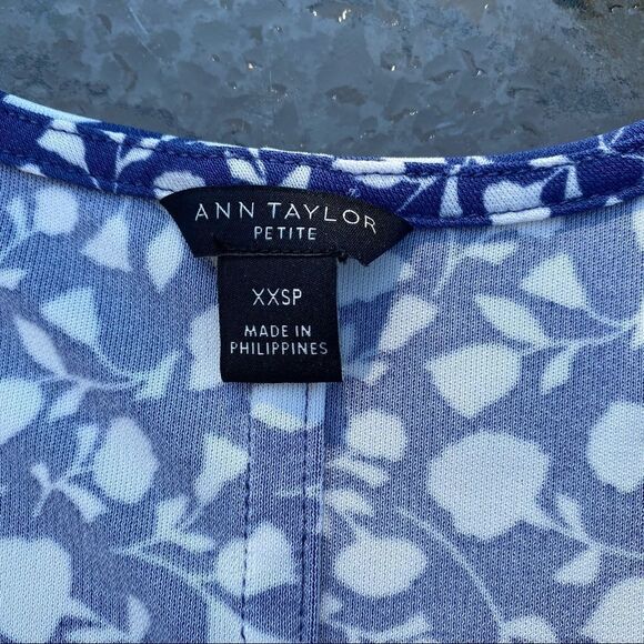 Ann Taylor Petite Floral Pleated V-Neck Shell Blue XXSP - Picture 4 of 6